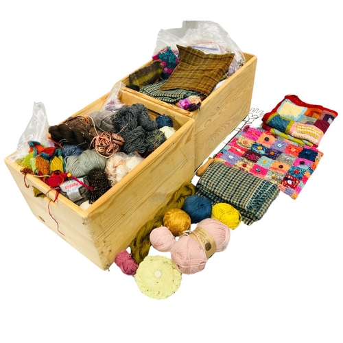 561 - Collection knitting and haberdashery items.