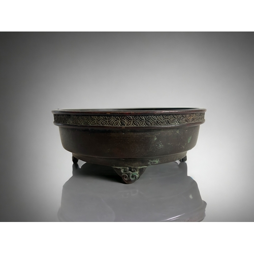 353 - A Japanese bronze tripod censer.Edo period, Murata Siemen?Marked to base.14 x 5 cm