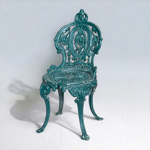 610 - A Coalbrookdale style cast iron garden spoonback chair. Painted green finish.