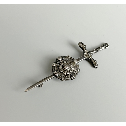 637 - A Sterling silver Scottish Kilt brooch, by Robert Allison.Sword & Shield design. Fully hallmarke... 