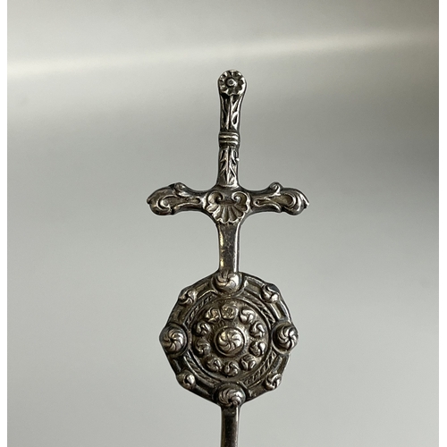 637 - A Sterling silver Scottish Kilt brooch, by Robert Allison.Sword & Shield design. Fully hallmarke... 