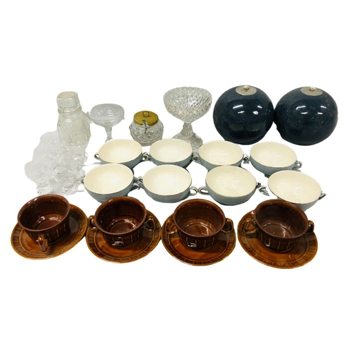 677 - Collection of ceramic and glass items to include a pair of oil lamps etc