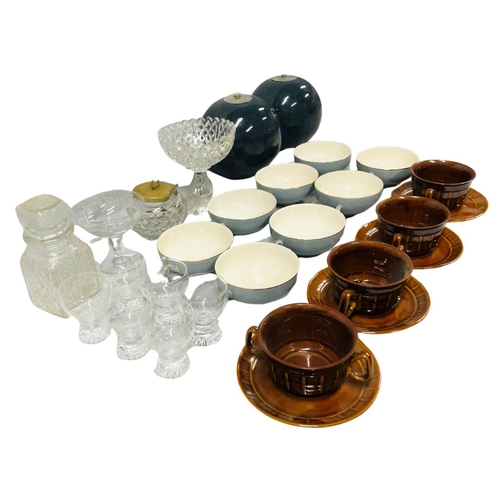 677 - Collection of ceramic and glass items to include a pair of oil lamps etc