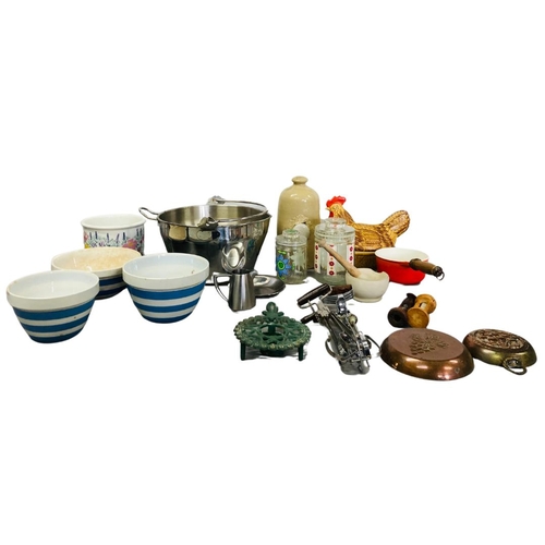 692 - Vintage and later Kitchenware to include T.G. Green Cornish ware etc