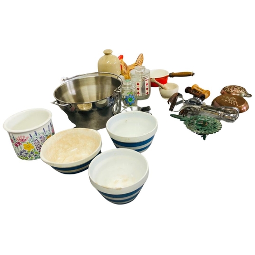 692 - Vintage and later Kitchenware to include T.G. Green Cornish ware etc