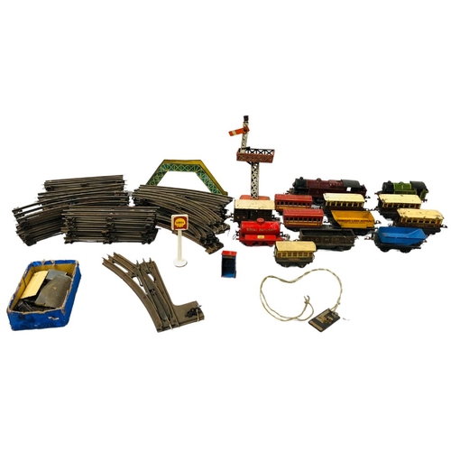 698 - Vintage Model O Gauge Lionel Train Tracks, Carriages and Railway Accessories possibly early Hornby M... 