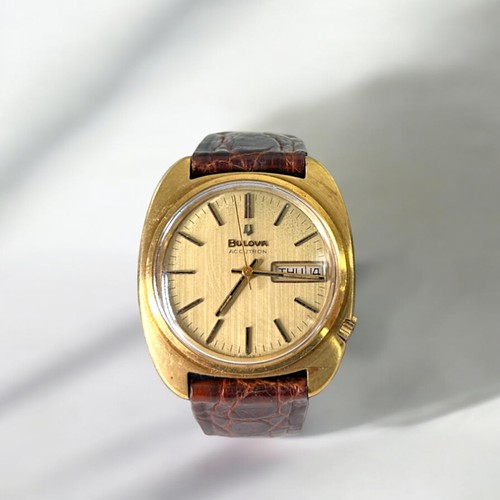 470 - 18ct gold Bulova Accutron wristwatch.Circular gilt dial with day & date aperture. Cushion shape ... 