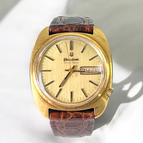 470 - 18ct gold Bulova Accutron wristwatch.Circular gilt dial with day & date aperture. Cushion shape ... 