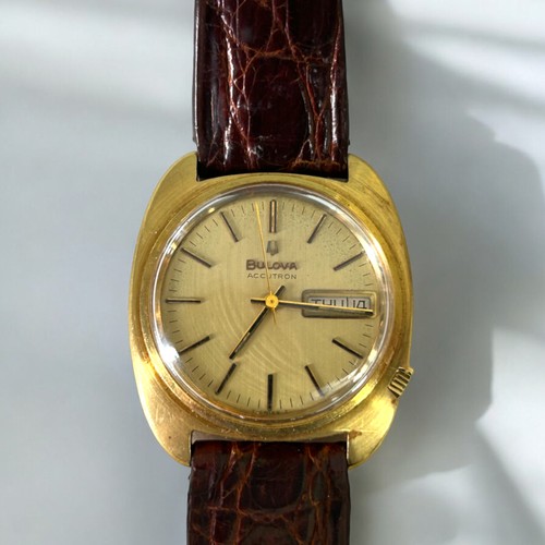 470 - 18ct gold Bulova Accutron wristwatch.Circular gilt dial with day & date aperture. Cushion shape ... 