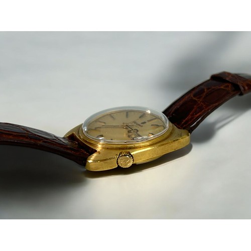 470 - 18ct gold Bulova Accutron wristwatch.Circular gilt dial with day & date aperture. Cushion shape ... 