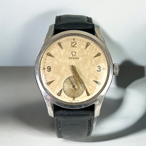 471 - A vintage 1950's Omega men's wristwatch.2639 manual movement. Gold tone dial, with baton numerals. D... 