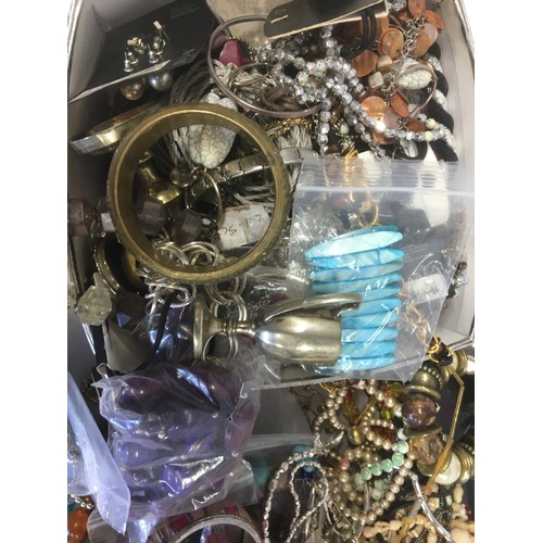 533 - A Quantity of Costume Jewellery etc