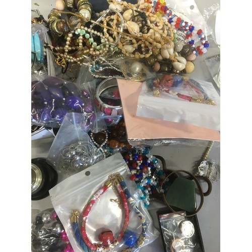 533 - A Quantity of Costume Jewellery etc