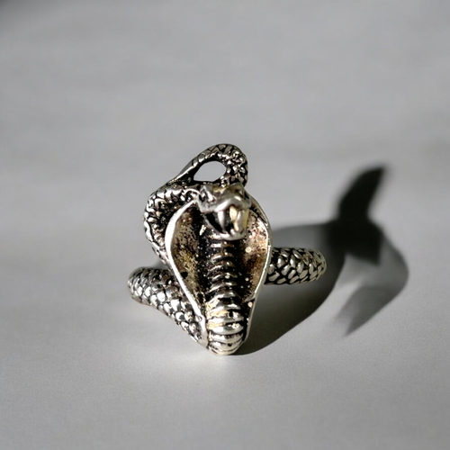 541 - An unusual sterling silver 'Cobra' ring.Stamped 925.Size - R