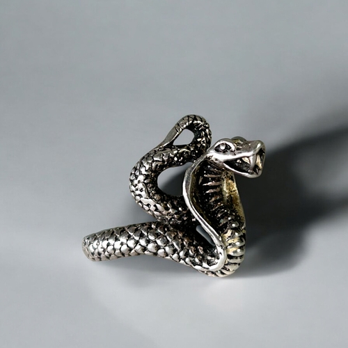 541 - An unusual sterling silver 'Cobra' ring.Stamped 925.Size - R