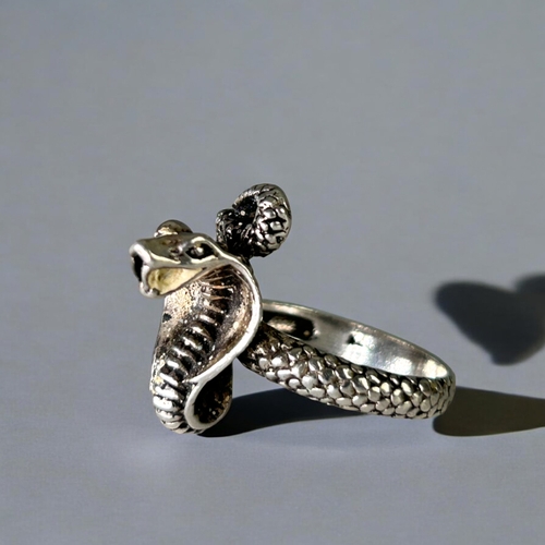 541 - An unusual sterling silver 'Cobra' ring.Stamped 925.Size - R