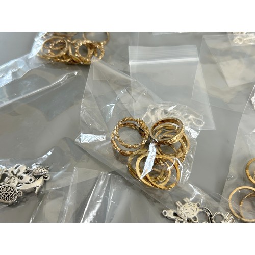 547 - A Quantity of silver and gold plated ladies fashion jewellery. Including rings, bracelets, necklaces... 