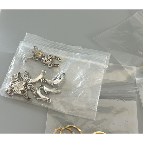 547 - A Quantity of silver and gold plated ladies fashion jewellery. Including rings, bracelets, necklaces... 