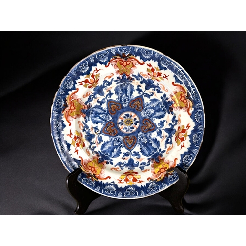 6 - A Chinese porcelain Imari dish / charger.Qianglong period, Qing dynasty.Underglaze cobalt ground, pa... 