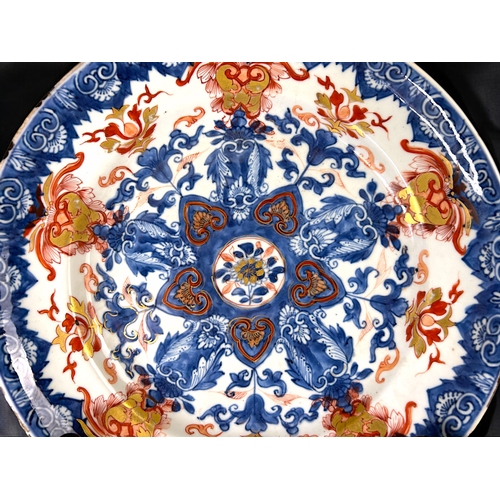 6 - A Chinese porcelain Imari dish / charger.Qianglong period, Qing dynasty.Underglaze cobalt ground, pa... 