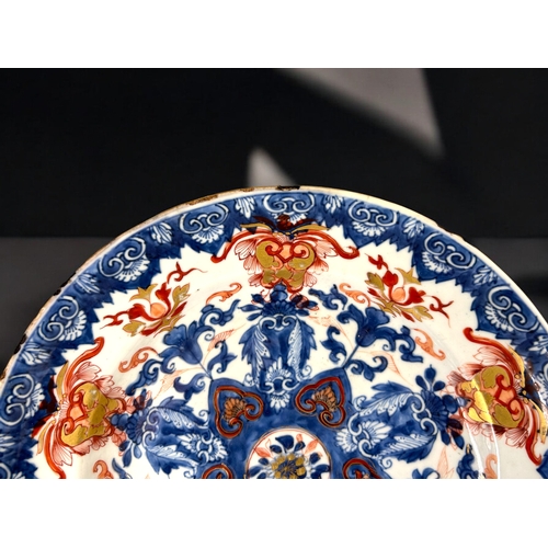 6 - A Chinese porcelain Imari dish / charger.Qianglong period, Qing dynasty.Underglaze cobalt ground, pa... 