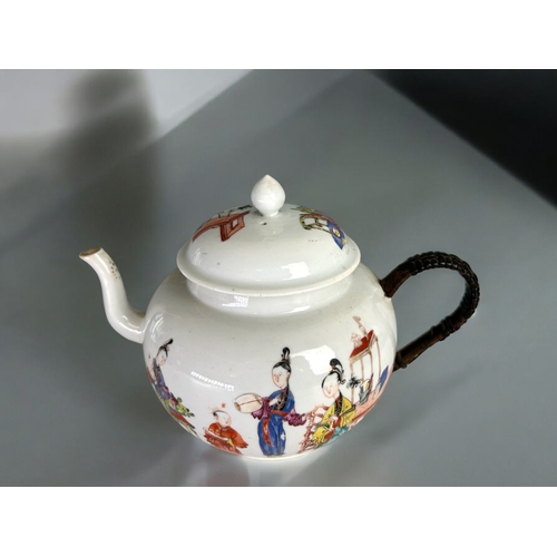 7 - A large example Chinese porcelain Teapot.Qing dynasty.Polychrome painted enamels depicting courtiers... 