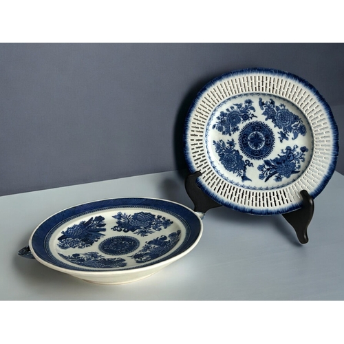 31 - Two Chinese Canton porcelain dishes.Qing dynasty, 18th century.Serving dish together with warming di... 