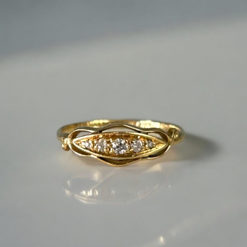 481 - A ladies 18ct Gold & Diamond set ring.Approx Size - LWeight - 1.38g