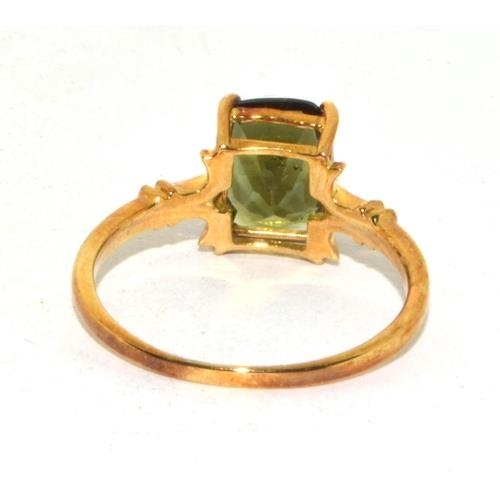 552 - 9ct gold ladies Diopside square shape ring size O