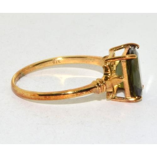 552 - 9ct gold ladies Diopside square shape ring size O