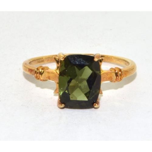 552 - 9ct gold ladies Diopside square shape ring size O