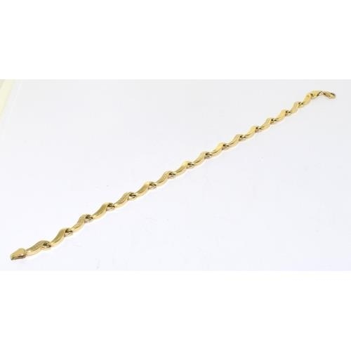 554 - 9ct gold twin colour bracelet 19cm 3.4g