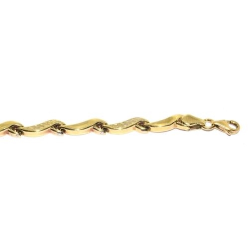 554 - 9ct gold twin colour bracelet 19cm 3.4g