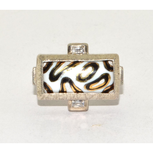 555 - 925 silver fancy patterned enamelled ring size M