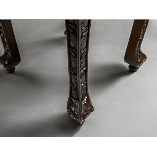 29 - A finely carved Chinese hardwood Plant stand / table.Qing dynasty, 19th century.Elaborately carved (... 