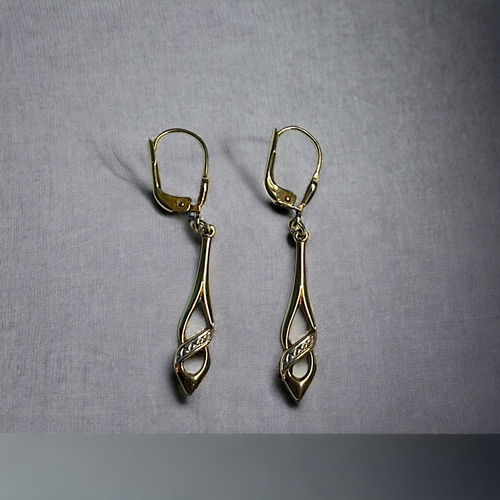 599 - A pair of 9ct Gold ladies drop earrings.Stamped 375. Length - 40mm1.8grm