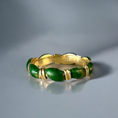 601 - A 9ct Gold and green enamel ladies ring.Size - N.