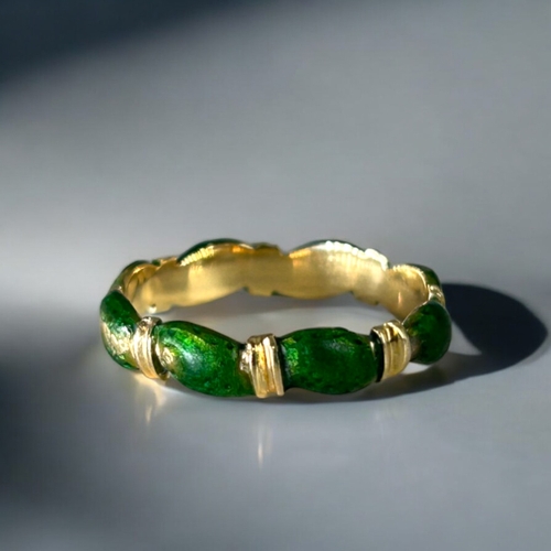 601 - A 9ct Gold and green enamel ladies ring.Size - N.