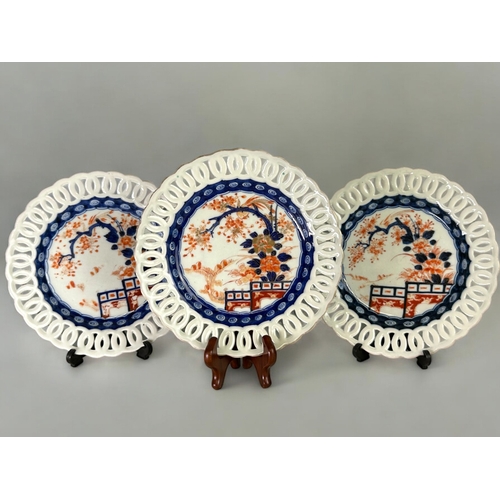 38 - A set of three Japanese porcelain plates.Meiji period, 19th century.Central well painted in Imari pa... 