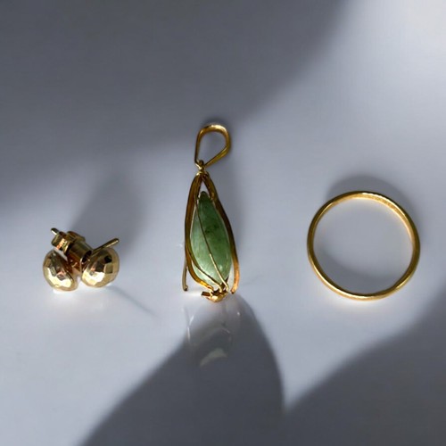 606 - A 22ct gold wedding band, together with a  9ct gold stud earrings and a  yellow metal and jade penda... 