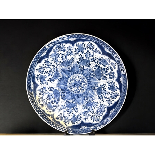 33 - A Chinese porcelain blue & white charger / dish.Qing dynasty, Kangxi period.Floral blossom to ce... 