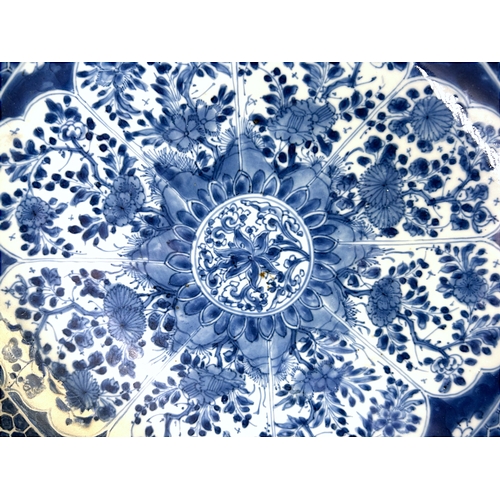 33 - A Chinese porcelain blue & white charger / dish.Qing dynasty, Kangxi period.Floral blossom to ce... 