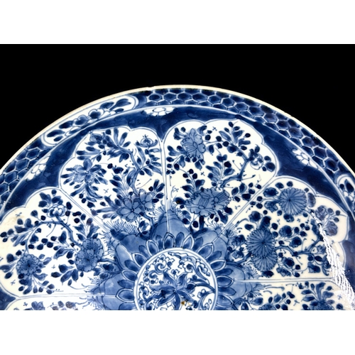 33 - A Chinese porcelain blue & white charger / dish.Qing dynasty, Kangxi period.Floral blossom to ce... 