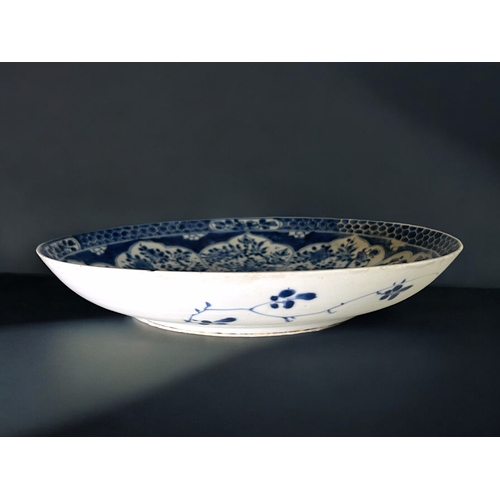 33 - A Chinese porcelain blue & white charger / dish.Qing dynasty, Kangxi period.Floral blossom to ce... 