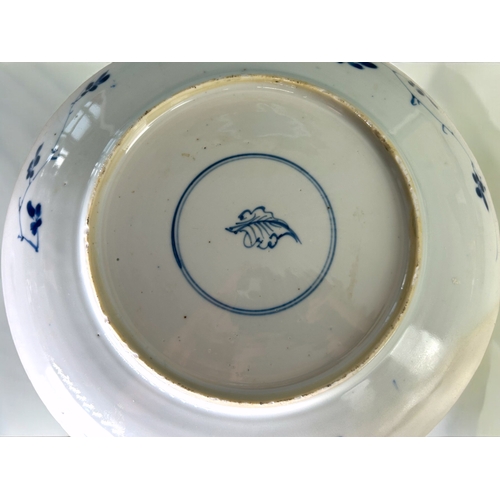 33 - A Chinese porcelain blue & white charger / dish.Qing dynasty, Kangxi period.Floral blossom to ce... 