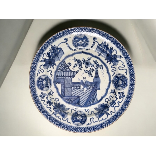 10 - A rare set of three large graduating Chinese export porcelain chargers.Qing dynasty, 18th century.La... 