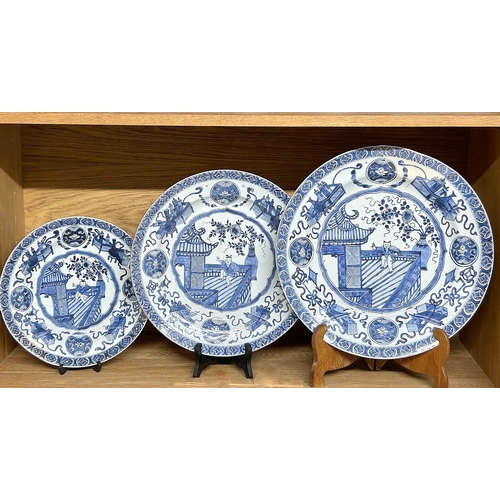 10 - A rare set of three large graduating Chinese export porcelain chargers.Qing dynasty, 18th century.La... 