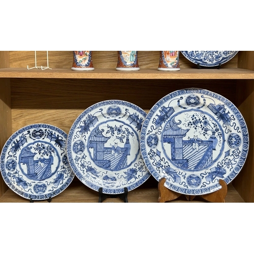 10 - A rare set of three large graduating Chinese export porcelain chargers.Qing dynasty, 18th century.La... 