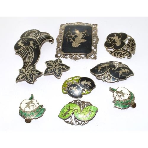 581 - Mixed Oriental silver jewellery to include brooches 