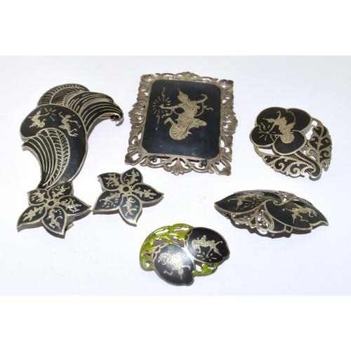 581 - Mixed Oriental silver jewellery to include brooches 